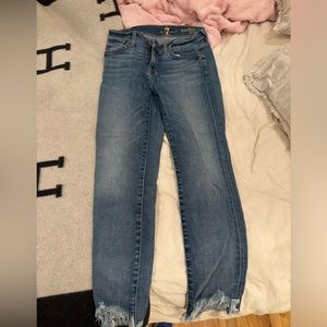 Skinny cropped jeans with distressed bottom